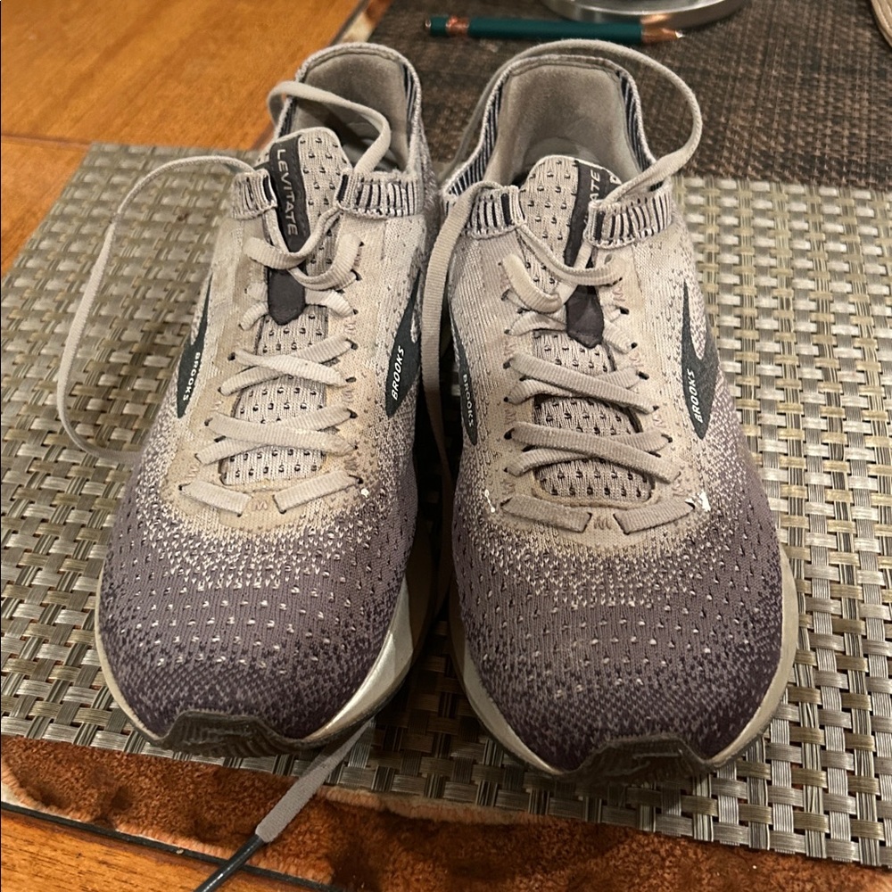 Brooks Levitate 2 Energize Neutral Woman’s shoe Grey size 8.5.